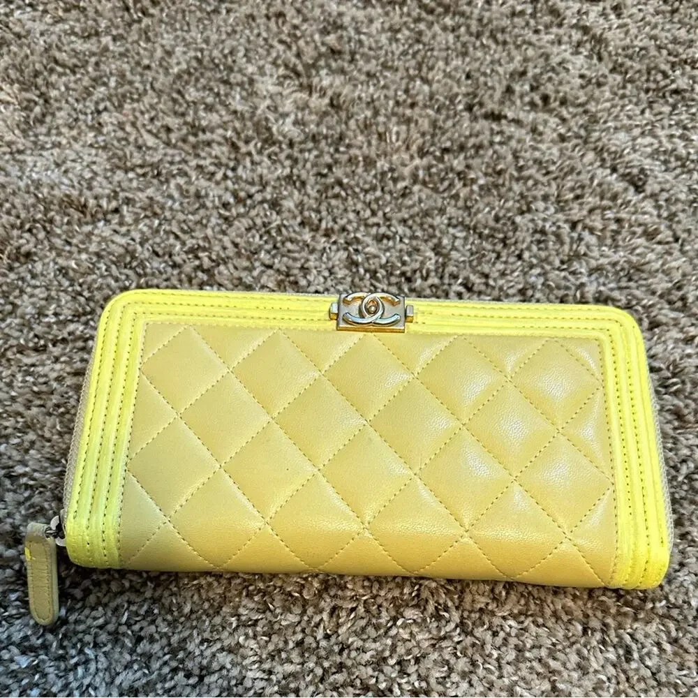 Chanel Yellow leather wallet, used